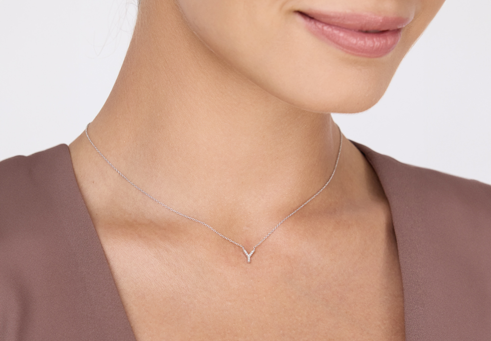 Buchstabenhalskette aus Weißgold mit Buchstaben und Diamanten