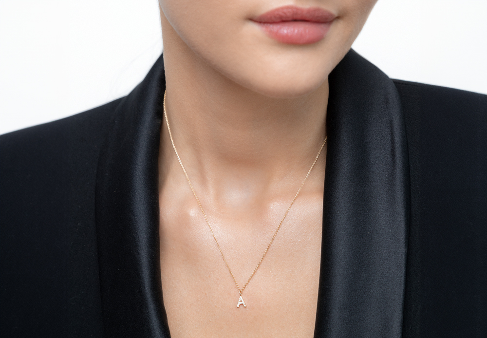 Buchstabenhalskette aus Gelbgold mit Buchstaben und Diamanten