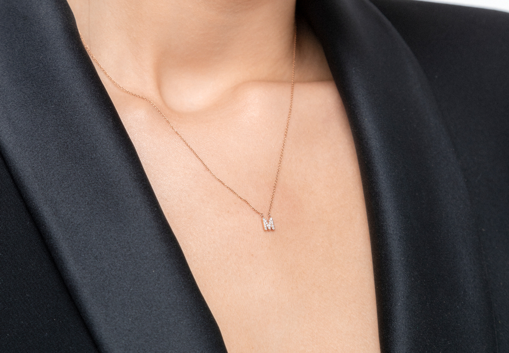 Buchstabenhalskette aus Rosegold mit Buchstaben und Diamanten